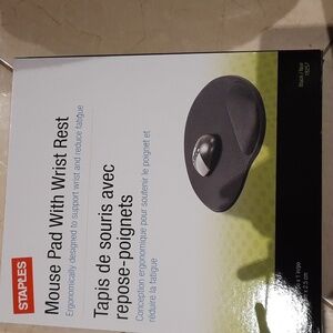 NIB STAPLES MOSE PAD WITH WRIST REST